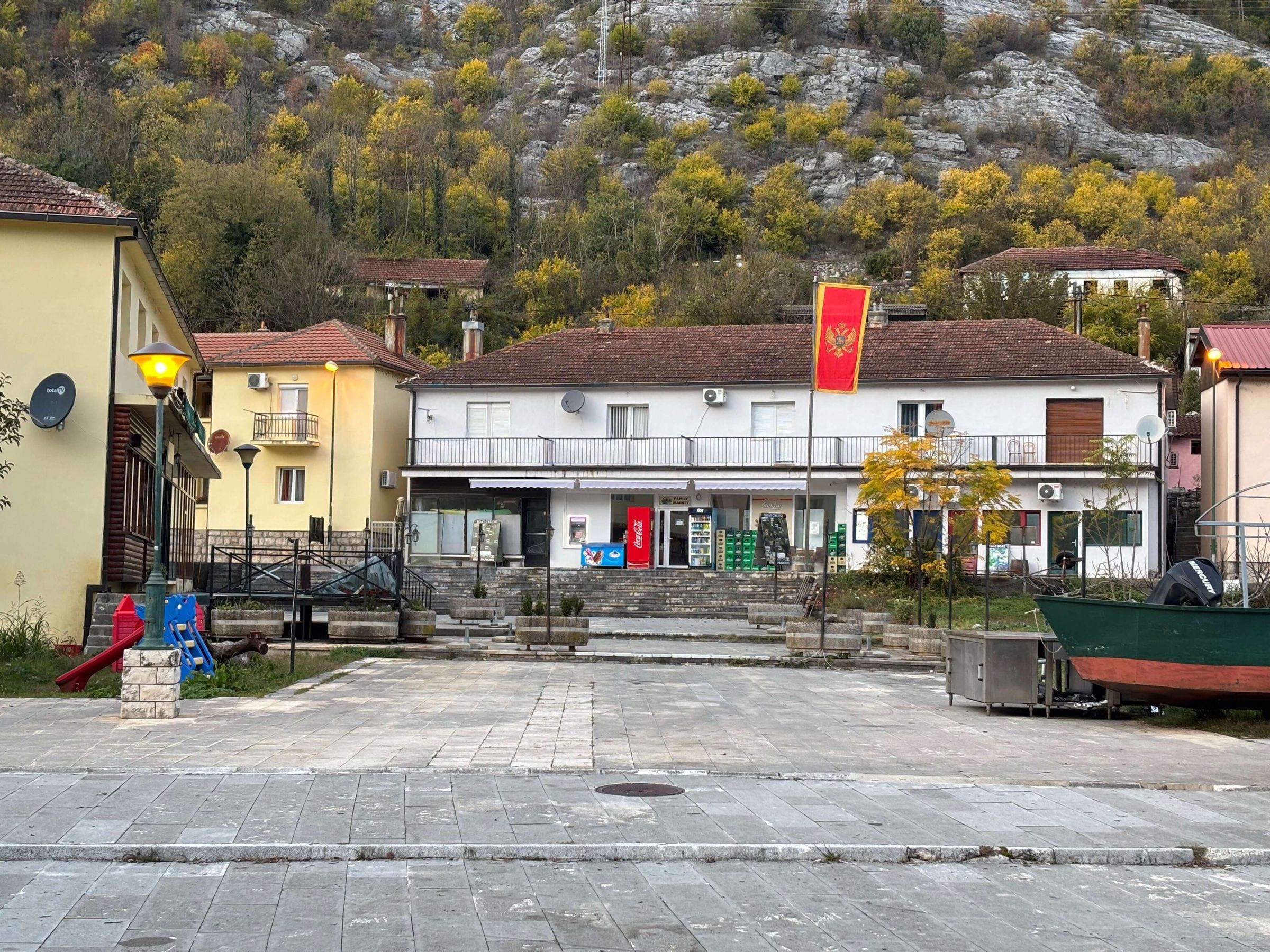 Seoski trg u jesen sa crnogorskom zastavom